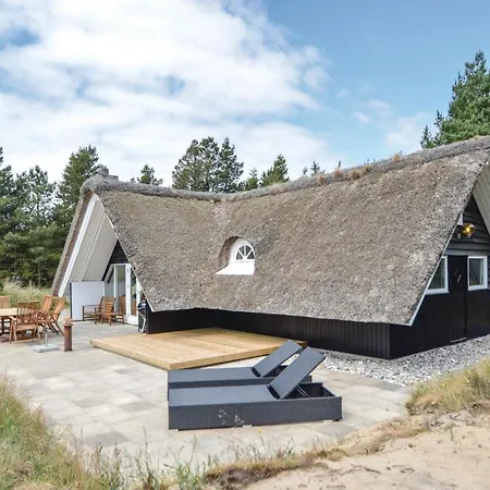 Vakantiehuis Three-bedroom Holiday In *